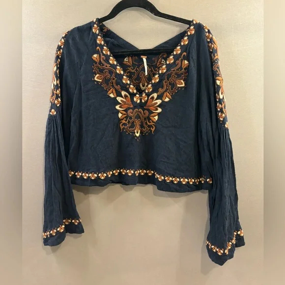 Free people bell sleeve crop top size XS embroidered paisley pattern navy blue - Picture 2 of 8